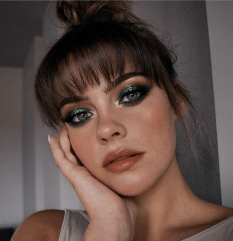 Makeup Verde, Trucco Glam, No Make Up Make Up Look, Henna Hair Color, Summer Makeup Trends, Metallic Makeup, Henna Hair, Green Makeup, Beauty Make-up