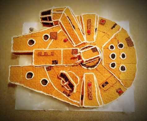 Millennium Falcon 03 Star Wars Gingerbread, Gingerbread House Competition, Star Wars Cookies, Star Wars Food, Gingerbread Creations, Gingerbread Ideas, Geek Food, Gingerbread House Ideas, Millenium Falcon