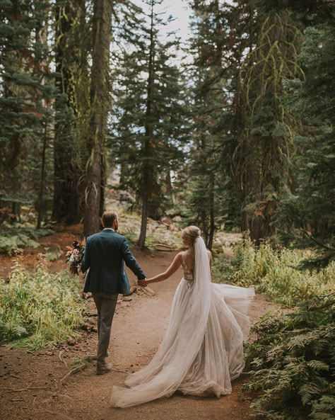 Wedding Photography Shots, Boho Wedding Ideas, Fall Wedding Photography, Wedding Portrait Poses, Amazing Wedding Photography, Neck Wedding Dress, Wedding Picture Poses, Wedding Pic, Wedding Photography Styles