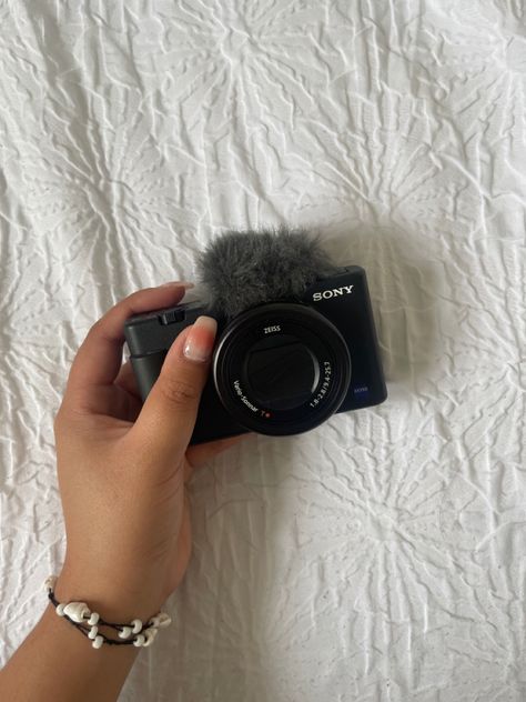 sony zv1 vlogging camera Sony Zv1, Youtuber Aesthetic, Vlogging Aesthetic, Influencer Lifestyle, Youtube Ideas, Girl Film, Vision Board Images, Quiet Girl, Career Vision Board