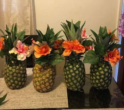 Tiki Party Centerpieces, Hawaiian Party Centerpiece, Pineapple Floral Centerpiece, Hawaiian Theme Party Centerpieces, Luau Party Center Piece Ideas, Pineapple Centerpiece Ideas Diy, Hawaiian Themed Centerpieces, Tropical Beach Party Decorations, Hawaiian Table Centerpieces