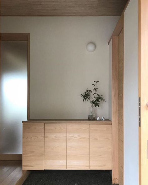 Muji Shoe Cabinet, Japandi Rustic, Shoe Cabinet Design, Muji Home, Small Foyer, Lobby Ideas, Shoes Cabinet, Japanese Style House, Corridor Design