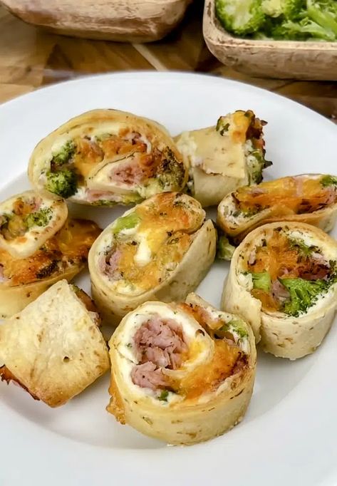 Ham & Cheddar Keto Pinwheels: Perfect Low-Carb Snack Breakfast Roll, Chopped Broccoli, Desayuno Keto, Breakfast Rolls, Air Fried Food, Low Carb Tortillas, Low Carb Diet Recipes, Free Keto Recipes, Carb Meals