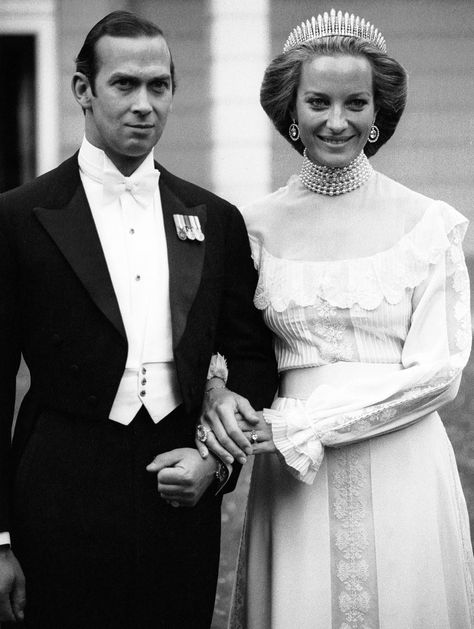 Prince Michael of Kent and Princess Michael of Kent on their wedding day in June 1978. Lord Frederick Windsor, Princess Michael Of Kent, Lady Sarah Chatto, Autumn Phillips, Prince Michael Of Kent, Royal Wedding Gowns, Reine Elizabeth Ii, Kent Wedding, Royal Wedding Dress