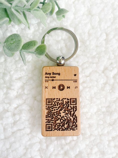 Ultimate DIY keychain display card tutorial. Learn professional presentation techniques for handmade accessories.#customkeychains #keychainlove #personalizedgifts #laserengraving #DIYkeychain #keychainideas #laserkeychain Diy Keychain Display, Keychain Display Ideas, Keychain Display Card, Cute Qr Codes, Laser Cut Projects Ideas, Qr Code Keychain, Song Keychain, Laser Cut Keychain, Laser Wedding