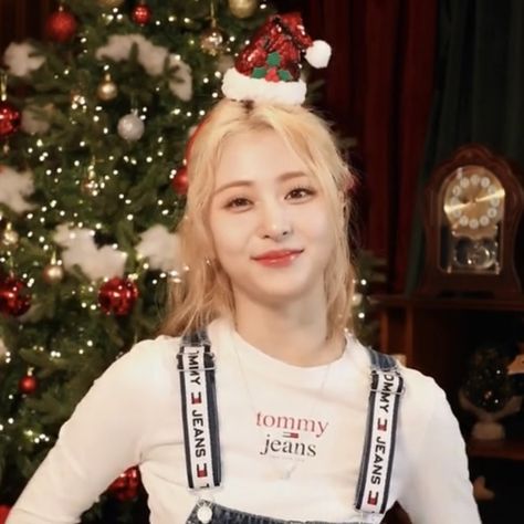 Yunjin Christmas Pfp, Lesserafim Christmas Icon, Christmas K Pop Icon, Yunjin Christmas Le Sserafim, Yunjin Christmas Icons, Le Sserafim Christmas Icons, K Pop Christmas Icons, Christmas Icon Kpop, Kpop Idol Christmas