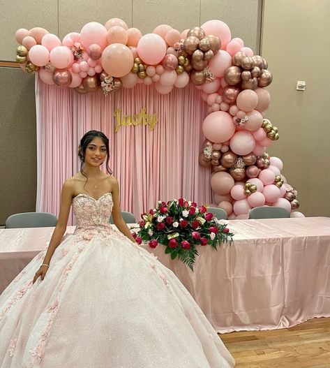 Jackie’s Balloon Decor on Instagram: “Felicidades Hermosa Quinceañera ✨✨✨ . . #misquinceaños #misquince #15thbirthday #quinceañera #balloongarland #rosegoldballoons…” Quinceanera Balloon Garland, Birthday Ballon, Quinceañera Ideas, Arch Ideas, Quince Decorations, 15 Birthday, Quinceanera Decorations, Quince Ideas, Rose Gold Balloons