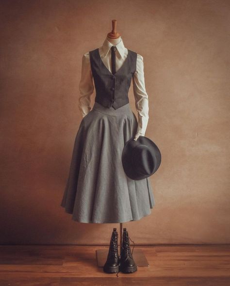 Outfits With Sweater Vest, Academia Wardrobe, Dark Academia Outfits, Dark Academia Outfit, Academia Outfits, Academia Fashion, Old Fashion Dresses, Flawless Beauty, Vintage Inspired Outfits