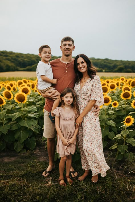 Sunflower Family Shoot, Sunflower Family Photoshoot Outfits, Family Sunflower Photos, Family Photos Wildflowers, Sun Flower Photography Pictures, Wildflower Field Photoshoot Family, Sunflower Photoshoot Outfit Ideas Family, Flower Field Photoshoot Outfits, Flower Farm Family Photos