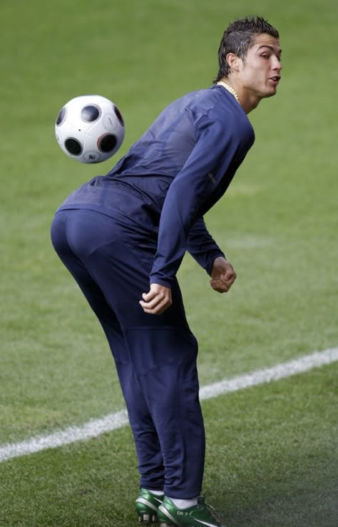 Funny Cristiano Ronaldo picture Cristiano Ronaldo Memes, Ronaldo Memes, Funny Football Pictures, Football Funny Moments, Football Moments, Football Jokes, Ronaldo Pictures, Cr7 Jr, Cristiano Ronaldo Junior