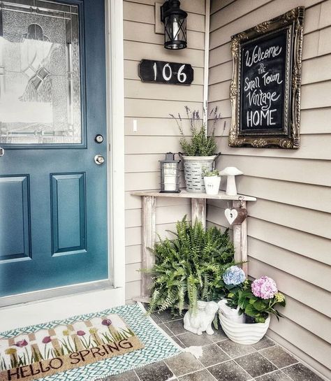 Rachel~Small Town Vintage Home on Instagram: “Happy Friyay all my sweet friends!!🌱 I did a little Spring cleaning on our front porch a few weeks ago. And I've slowly been working on…” Small Porch Decorating, Spring Porch Decor, Concrete Patios, Farmhouse Front Porches, Summer Porch, Casa Vintage, Small Front Porches, Small Porches, Casa Exterior