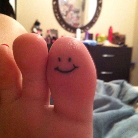 There's no better reminder to be happy than a smiley face tattoo on your big toe! Toe Tattoo, Smiley Face Tattoo, Hawaiian Tattoos, Toe Tattoos, Vegas Tattoo, Realistic Tattoo Sleeve, Tattoo Zeichnungen, Hawaiian Tattoo, Tattoos Skull