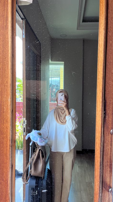 Korean Style Hijab, Casual Travel Outfit, Outfit Hijab Casual, Outfit Korean Style, Minimalist Fashion Women, Muslim Outfits Casual, Hijabi Fashion Casual, Casual Hijab Outfit, Hijabi Outfits Casual