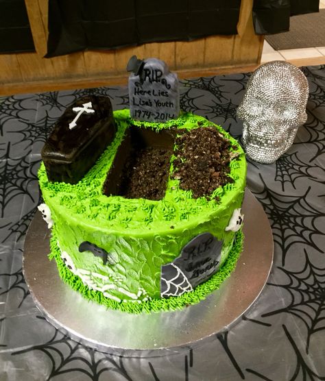 A Halloween 40th birthday cake, complete with coffin and burial plot :) Halloween 40th Birthday Cakes, Coffin Cake Diy, Coffin Birthday Cake, Cemetery Cake, Grave Yard Cake, Coffin Shaped Cake, Halloween Birthday Cakes For Adults, Coffin Cake Halloween, Coffin Cakes Birthdays