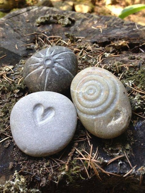 Stacked Rocks, Diy Engraving, Dremel Crafts, Face Sculpture, Dremel Carving, Dremel Projects, Stones Art, Organic Art, Rock And Pebbles