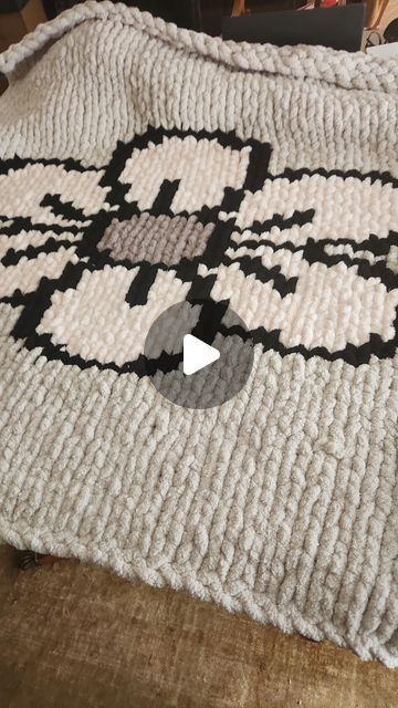 The Cozy Company on Instagram: "HOW TO MAKE A CHUNKY KNIT BLANKET- PART 2.  Interested in seeing parts 3 and 4? Make sure to like & save this post and comment “parts 3 & 4” to be notified when they are posted this weekend! ✨  •  •  •  •  •  •  •  #diy #diyhomedecor #diyprojects #diycrafts #diygifts #chunkyknit #chunkyknitblanket #chunkyknits #chunkyknitblankets #knittingaddict #knitting #howtoknit #howtocrochet #jumboyarn" Chunky Hand Knit Blanket Diy, Finger Knit Blanket, Hand Knit Blanket Pattern, Finger Knitting Blankets, Chunky Blanket Pattern, Chunky Knit Blanket Pattern, Chunky Yarn Blanket, Diy Knit Blanket, Hand Crocheted Blanket