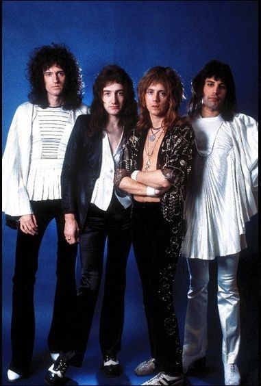 Nkotb Cruise, Taylor Outfits, Queen Poster, Band Outfits, Outfits 70s, Queen Aesthetic, Queen Photos, 70s Outfits, Roger Taylor