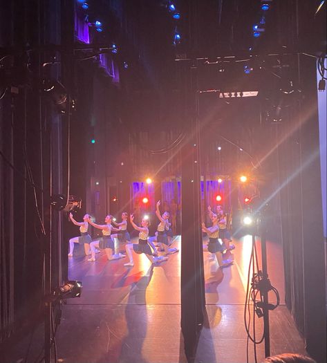 The amazing backstage view of my favorite ballerinas Backstage Dance Aesthetic, Dance Backstage Aesthetic, Theater Aesthetic Backstage, Backstage Concert Room, Dance Backstage, Performer Aesthetic, Backstage Aesthetic, Backstage Crew Aesthetic, Dancers Backstage