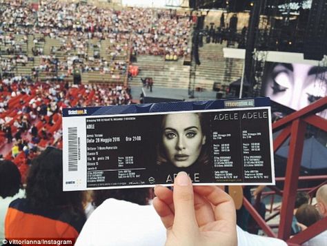 Adele With Fans, Adele Show, Adele Tour, Adele Child, Adele Concert, Adele Photos, Manifesting 2023, Wish Board, Concert Aesthetic