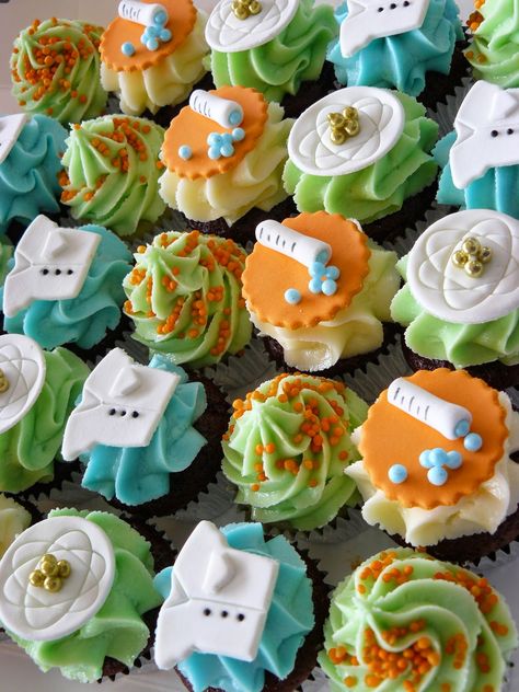 Science Cupcakes, Chemistry Cake, Science Lab Decorations, Science Cake, Science Birthday Party Ideas, Scientist Birthday Party, Mad Scientist Birthday, Mad Science Party, Scientist Birthday