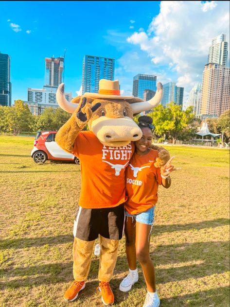 Ut Austin Aesthetic, Longhorns Volleyball, 10 Year Goals, Ut Longhorns, My Ideal Life, Alright Alright Alright, Michael Roberts, Summer Vision Board, Ut Austin