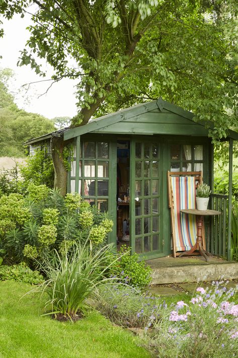 Traditional garden rooms: 20 pretty design ideas | Real Homes Garden Summerhouse, Wrought Iron Garden Furniture, Lakeside Garden, Writing Studio, Corner Summer House, Dreamy Space, Period Living, Pretty Cottage, Wendy House