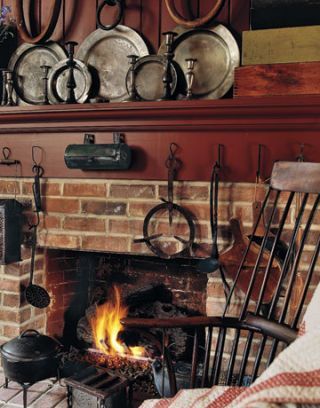 Primitive Fireplace, Country Living Room Design, Early American Decor, Colonial Interior, The Mantle, Antique House, Primitive Homes, Colonial Decor, Country Antiques