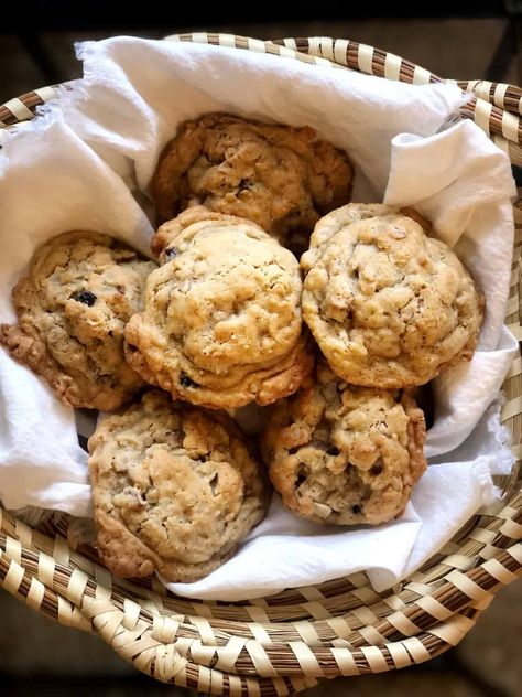 Chewy Fruit and Nut Cookies Trail Mix Cookies, Sour Cream Cookies, Breakfast Cookie Recipe, Nut Cookies, Chewy Peanut Butter Cookies, Fruit Cookies, Chewy Cookies, Fall Breakfast, Chewy Chocolate Chip