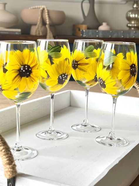 Painted Wine Glasses Sunflower, Sunflower Wine Glasses, Fall Painted Wine Glasses, Yellow Wine Glasses, Diy Wine Glasses Painted, Unique Wine Glasses, Kitchen Decor Sets, Hand Painted Glassware, Diy Wine Glasses