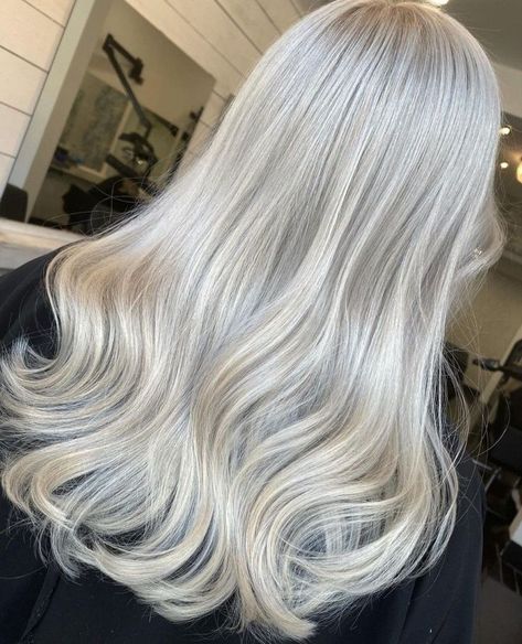 Greyish Blonde Hair, Sun Kissed Hair Brunette, Beach Blonde Hair Color, Winter Hair Ideas, Ice Blond, Warm Honey Blonde, Beach Blonde Hair, Purple Hair Highlights, Hairstyle App