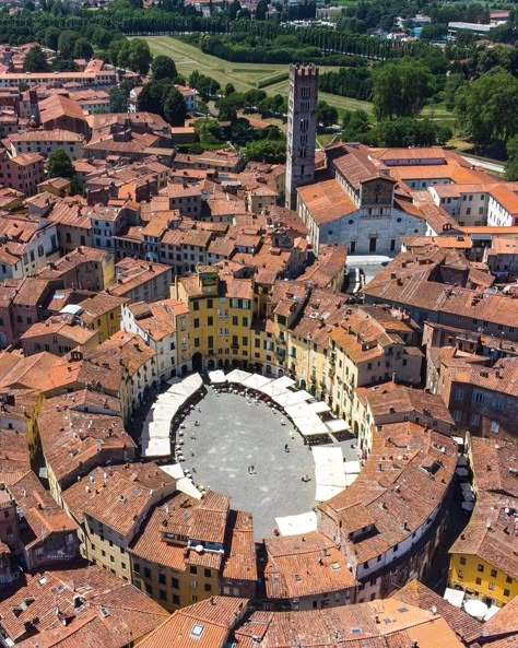 Lucca Italy, Cities In Italy, Holiday Places, Train Ride, Unique Hotels, Wonderful Picture, City Landscape, Tuscany Italy, Lucca