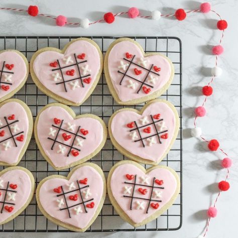 Cookies Valentines, Valentine Cookies Buttercream Frosting, Heart Cookie Decorating, Valentines Sugar Cookies Buttercream, Buttercream Valentines Cookies, Valentines Day Cookie Decorating, Valentines Day Cut Out Cookies, Valentines Cookies Buttercream, Valentines Cookie Decorating