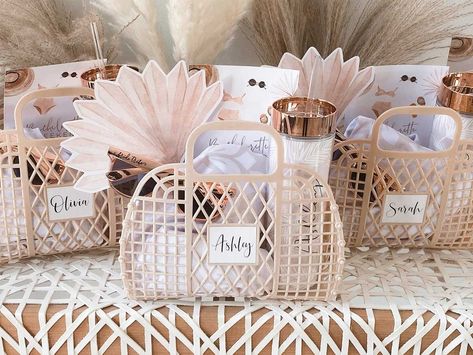 Bachlorette Party Baskets, Vacation Birthday Party Favors, Goody Bags For Bachelorette Party, Bachlerotte Party Gifts, Gift Bags Ideas For Women, Bachelorette Keepsake Ideas, Beach Bachelorette Party Favors Bridesmaid Gifts, Picnic Party Food Ideas For Adults, Bridesmaids Goody Bags Gift Ideas