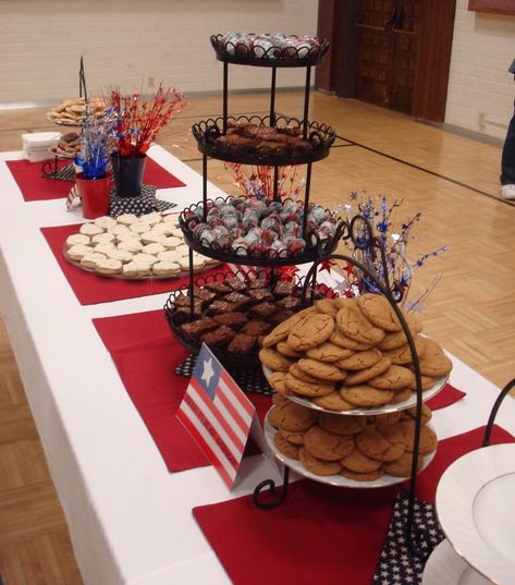 Court of Honor Table Decorations | Manning Family Tree: We have an Eagle Scout in the family! Eagle Scout Project Ideas, Eagle Scout Cake, Military Retirement Parties, Boy Scouts Eagle, Eagle Scout Ceremony, Court Of Honor, Arrow Of Lights, Eagle Project, Eagle Scouts