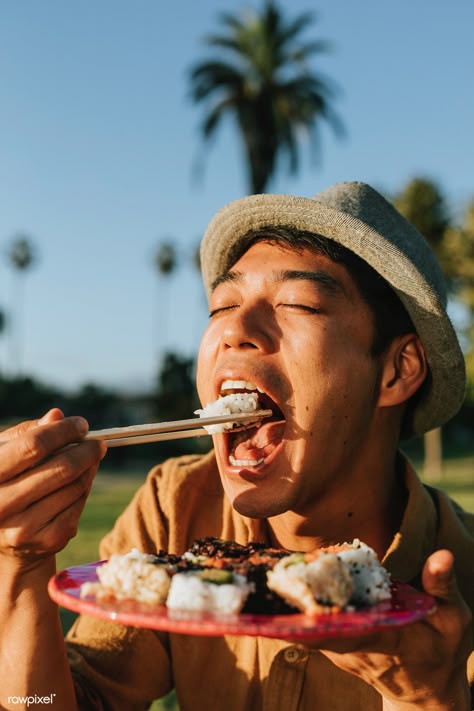 Man eating sushi in the park | premium image by rawpixel.com / McKinsey Eating Sushi Pose, Eating Poses, Sushi Picnic, Eating Photo, Person Eating, Eating Sushi, Japanese Food Sushi, Sushi Japanese, Person Photography