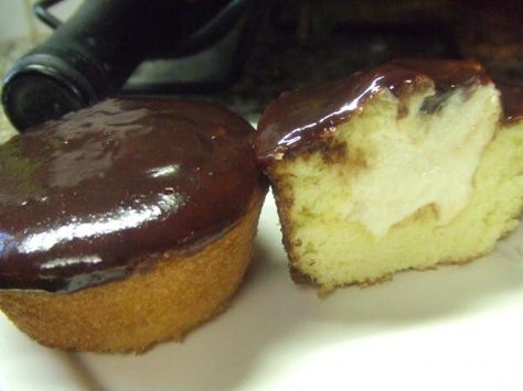 boston creme pie cupcakes. made these this weekend for my dad's birthday - they were AMAZING! I double dipped the ganache and used a fruit corer to make space for the filling! Boston Creme Pie, Cream Pie Cupcakes, Creme Cupcake, Boston Cream Cupcakes, Boston Cream Pie Cupcakes, Boston Cream Cake, Pie Cupcakes, Fantasy Food, Cream Cupcakes