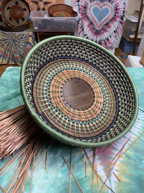 Pine Needle Basket - Etsy Canada Pineneedle Baskets, Pine Needle Crafts, Basket Weaving Diy, Weaving Diy, Traditional Baskets, Inkle Weaving, Natural Baskets, Rope Baskets, Pine Needle Baskets