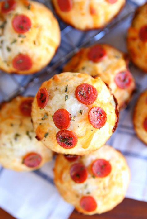 Savory Garlic Muffins - made with biscuits, cheese, garlic, and butter. Garlic Muffins, Cheesy Recipes Easy, Biscuits Cheese, Lunch For School, Kid Recipes, Baking Hacks, Pasta Soup, Cheesy Recipes, Easy Cheesy