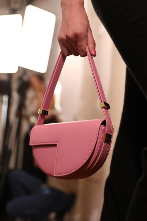 Edgy Bags, Spring Purses, Spring Handbags, Purse Trends, Mode Rose, Spring 2023 Ready To Wear, Everyday Purse, 2023 Ready To Wear, David Koma