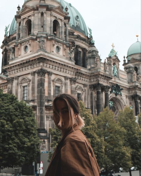 #museum #museumaesthetic #photography #photooftheday #photoshootideas #photoshoot #shooting #berlin #fall #fallfashion Germany Photo Ideas, Berlin Photoshoot Ideas, Berlin Photoshoot, Berlin Picture Ideas, Berlin Photo Ideas, Berlin Aesthetic Girl, Berlin Aesthetic, Berlin Winter, Berlin Photography