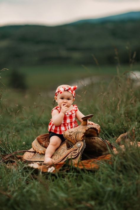 Western Baby Pictures, Country Baby Pictures, Western Shoot, Stuffed Horse, Country Baby Girl, Old Cowboy, 6 Month Baby Picture Ideas, Toddler Pictures, Cowgirl Pictures