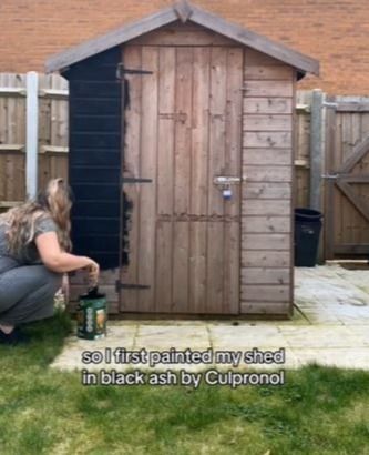 A DIY fan has shared how she gave her dull shed a complete makeover with nothing but a few buckets of paint.  With some bargain buys from Wilko and B&Q, the DIY fan said she was able to create a beautiful garden.  Jenny said she first used Cupronol fence paint to cover her entire shed […] Garden Shed Decorating Ideas Exterior, Shed Makeover Exterior, How To Paint A Metal Shed, Shed Colours Ideas, Painting A Metal Shed, Shed Painting Ideas, Painted Sheds Ideas Colour, How To Fix Up An Old Shed, Cuprinol Garden Shades Muted Clay