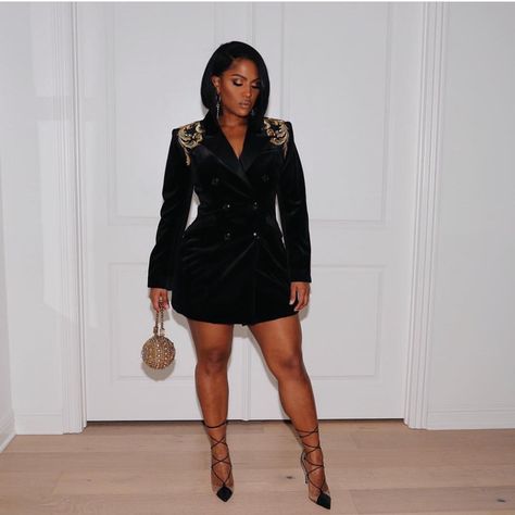 Babe @makeupshayla in the Giselle dress. Styled by @becmgross 💕  Sho Velvet Blazer Dress, Black Fashionista, Giselle Dress, House Of Cb Dresses, Model Street Style, Looks Black, Velvet Blazer, House Of Cb, House Dress