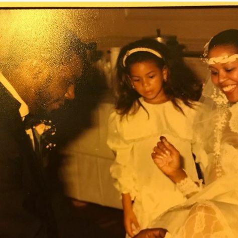 Beyoncé as a child, pictured as a flower girl at her mother's friend's wedding. (Via Tina Knowles-Lawson's Instagram) Beyonce Sister, Beyonce Yonce, Beyonce Flawless, Beyonce Pictures, Queen Bee Beyonce, Tina Knowles, Happy Birthday Mother, Aaliyah Style, Beyonce Outfits