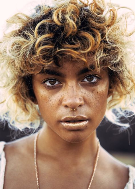 Nose rings and freckles… Hair Shapes, Gold Lips, Female Character Inspiration, Septum Piercing, Face Hair, Short Curly Hair, 영감을 주는 캐릭터, Gold Hair, Interesting Faces