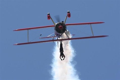 Did you know Tesla CEO Elon Musk has a taste for extreme sports, including "wing walking"? Wing Movement, Wing Walking, Airplane Wing Aesthetic, Operation Red Wings, E Wing Fighter, Tesla Ceo, Living On The Edge, Elon Musk, Extreme Sports