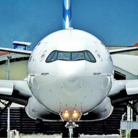 Airbus A330-900 Neo Garuda Indonesia à Ngurah Rai/Indonésie@andrey_androy #a330 #A330neo #a330900... A330 Neo, Aesthetic Plane, Plane Photos, Airbus A330, Civil Aviation, Front View, Airlines, Aircraft, Indonesia