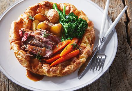 Filled Yorkshire Pudding, Big Yorkshire Pudding, Giant Yorkshire Pudding, Large Yorkshire Pudding, Giant Yorkshire Pudding Recipe, Yorkshire Pudding Dinner, Traditional Yorkshire Pudding Recipe, Yorkshire Pudding Filling, Yorkshire Pudding Wrap