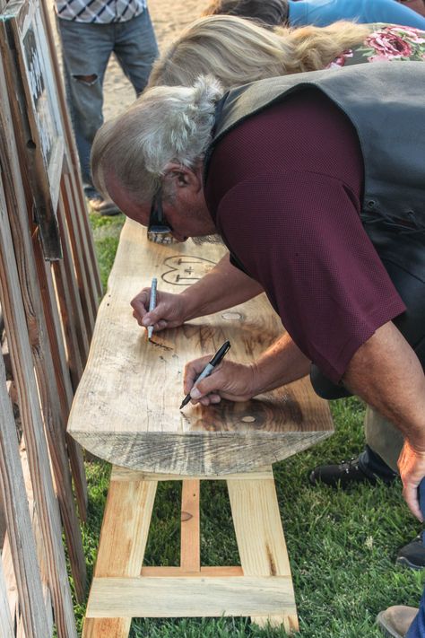 Please Sign Our Guest Bench, Field Wedding Reception Ideas, Log Seating Wedding, Outdoor Wedding Benches, Country Lake Wedding, Log Wedding Decorations, Backyard Country Wedding, Diy Wedding Benches, Field Wedding Reception