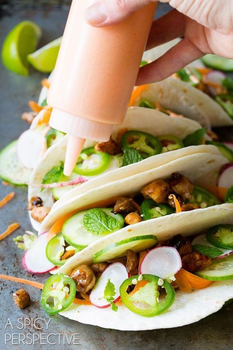 Vietnamese Banh Mi Street Tacos - This street tacos recipe offers the exotic flavors of the Vietnamese Banh Mi with latin flair and fresh veggies. Vietnamese Banh Mi, Street Taco Recipe, Bahn Mi, A Spicy Perspective, Taco Pasta, Taco Pizza, Taco Dip, Tacos And Burritos, Street Tacos